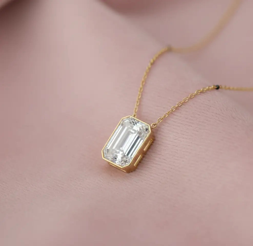 Grand Emerald 1.57 ct lab grown Solitaire Mangalsutra